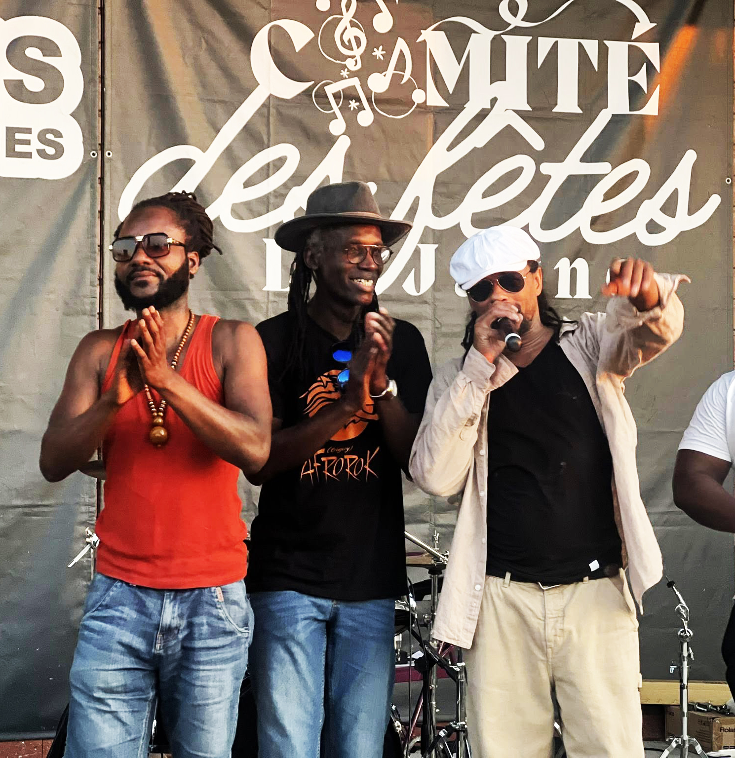 Lee Roy King au micro avec deux musiciens sur scène